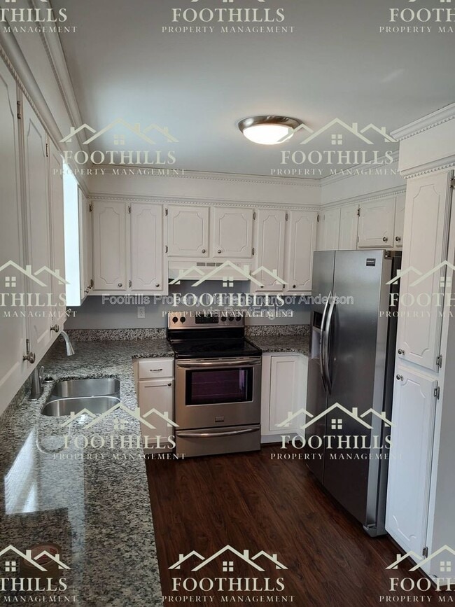 Building Photo - 213 Lake Forest Cir