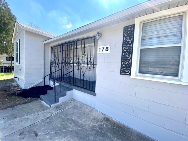 Building Photo - 3 Bedroom 3 bathroom Remodeled home ready to be loved