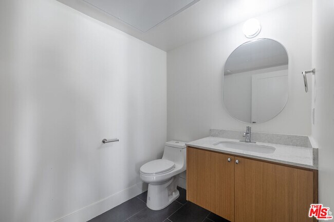 Building Photo - 1822 Overland Ave