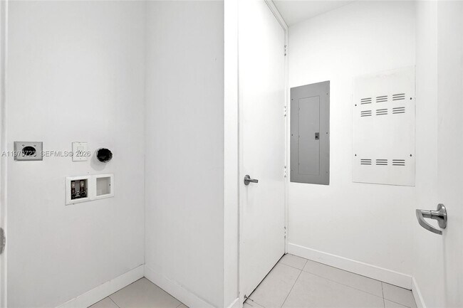 Building Photo - 18201 Collins Ave