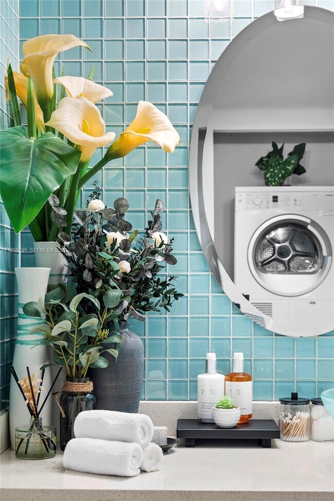 Building Photo - 2301 Collins Ave