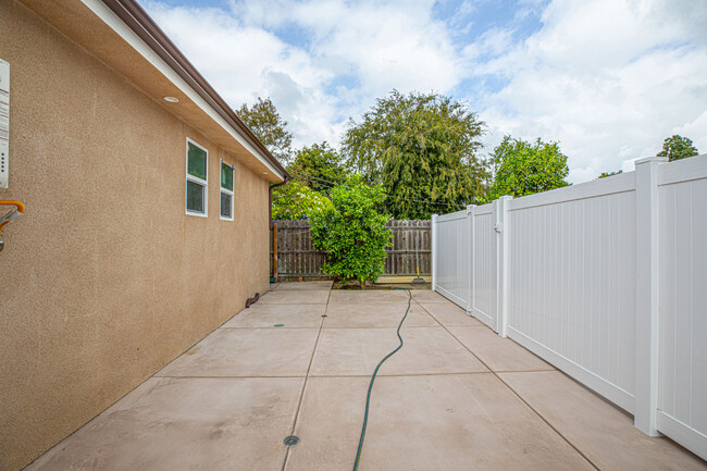 Building Photo - 7059 Alcove Ave