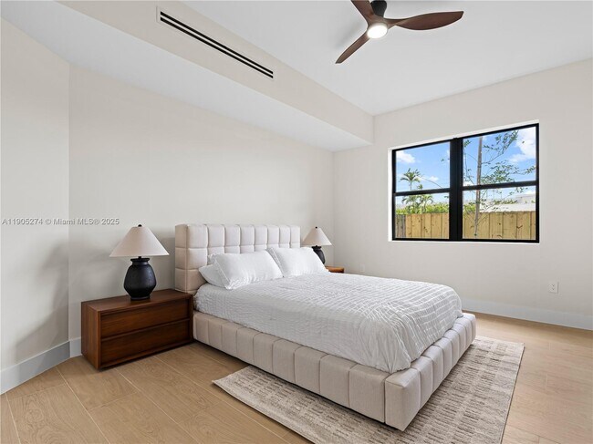 Building Photo - 543 NE 109th St