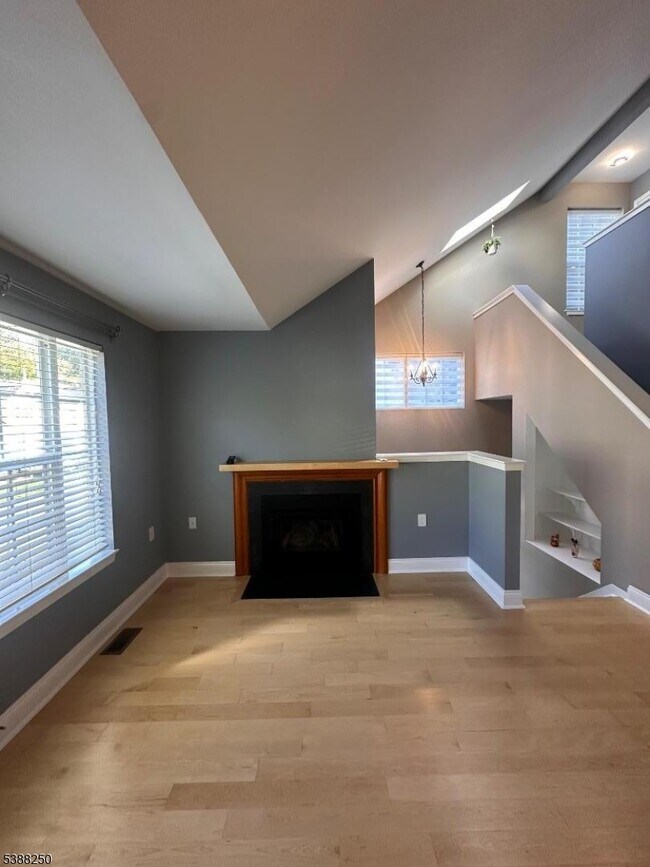 Building Photo - 51 Rushmore Ln