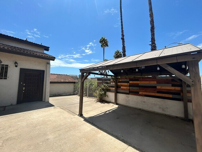 Building Photo - 5402 Villas Dr