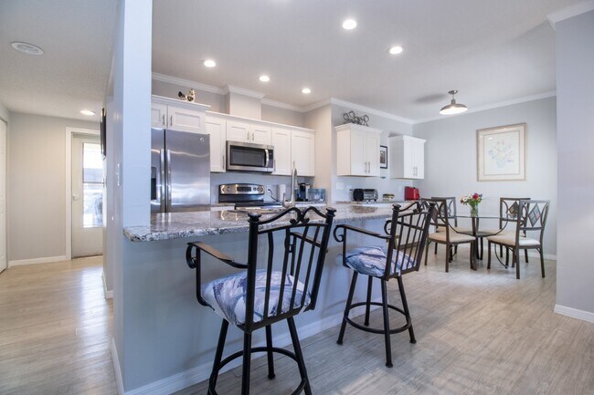 Building Photo - Fully Furnished - 2 bed 2 Bath villa - South Sarasota