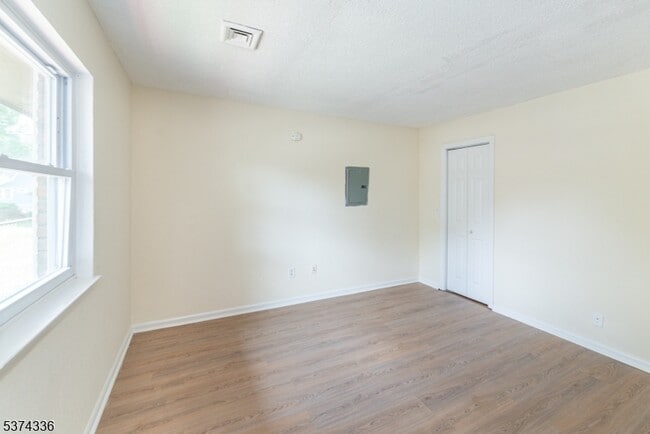 Building Photo - 18 Pleasant View Ave