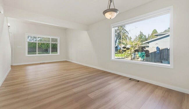 Building Photo - Spacious Mukilteo Duplex with Modern Upgrades