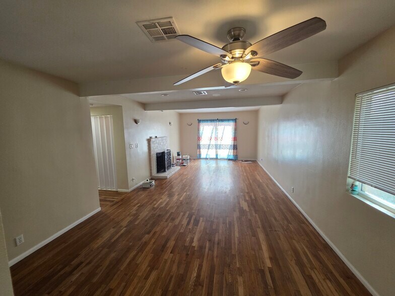Building Photo - 15360 Saticoy St