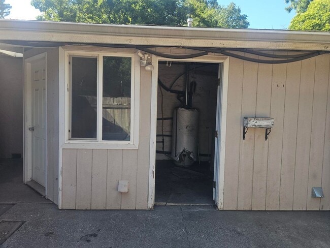 Building Photo - Centrally located unit