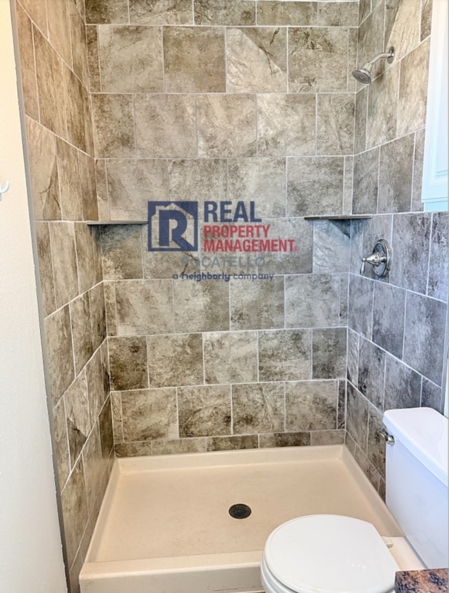 Building Photo - 4 bed 3 bath house - 2 car garage - RV parking