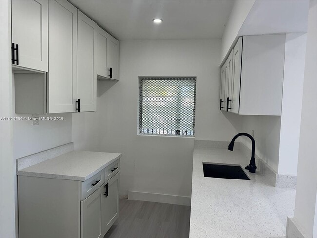 Building Photo - 1936 Normandy Dr