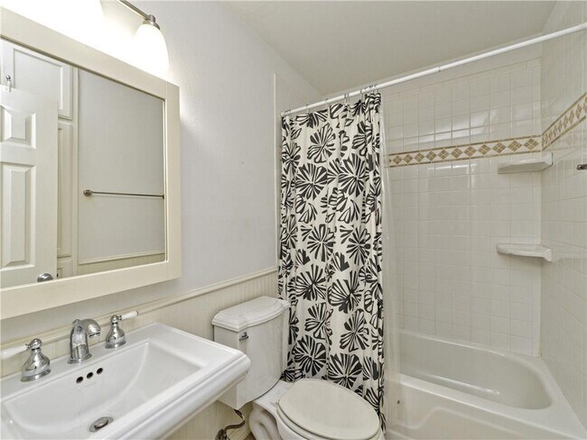 Building Photo - 407 E 45th St