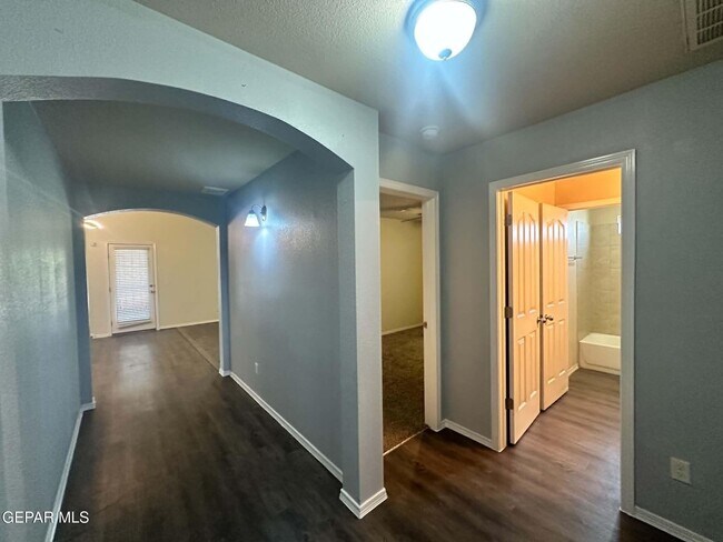Building Photo - 720 Villa Romero Dr