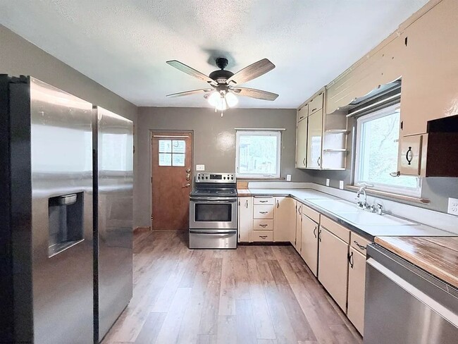 Building Photo - Large 4 Bedroom Home Near WVU, Hospitals & Downtown Morgantown