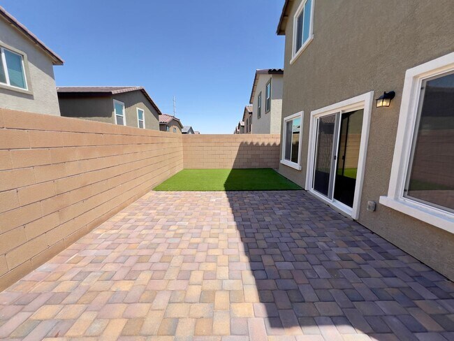 Building Photo - 4 bedroom, 2.5 bathroom home located in North West, Las Vegas