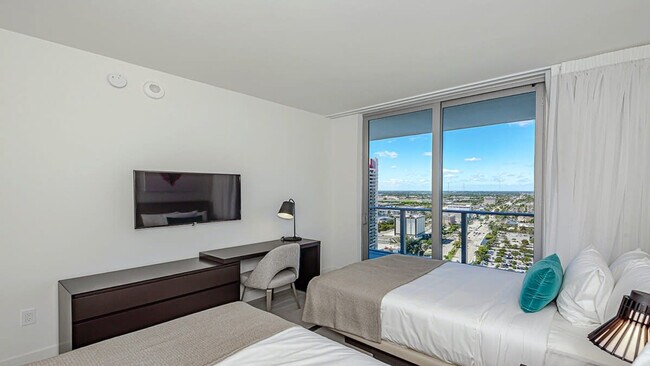 Building Photo - 4010 S Ocean Dr