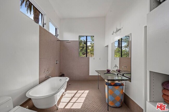 Building Photo - 2311 Louella Ave