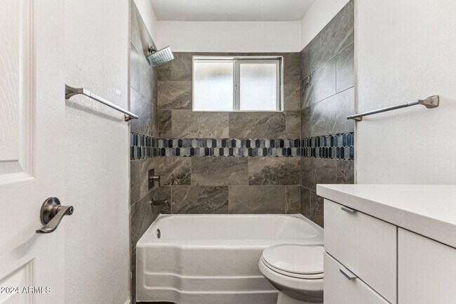 Building Photo - 502 E Roanoke Ave