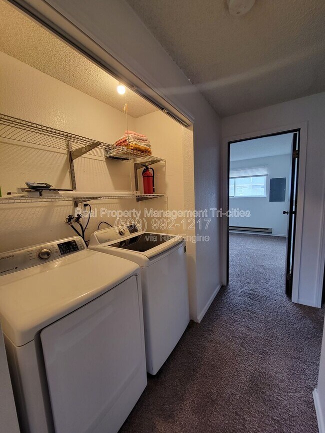 Building Photo - 3121 W Hood Ave