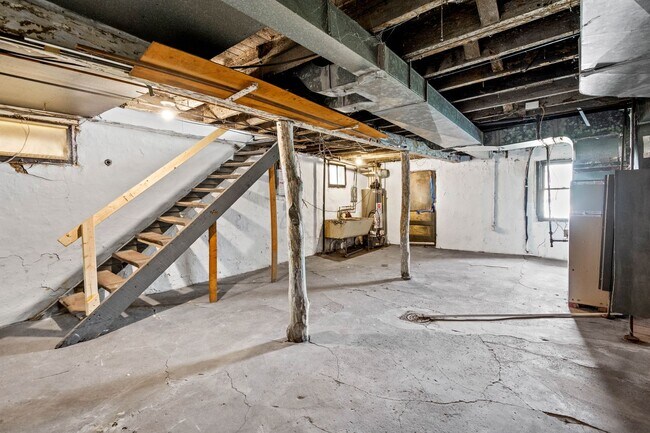 Building Photo - Updated 3 Bedroom home in Carrick availabl...