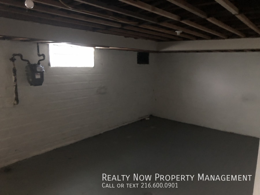 Building Photo - 1499 Maple Rd