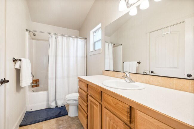 Building Photo - Charming, Furnished 3 bedroom Home w/ Garage