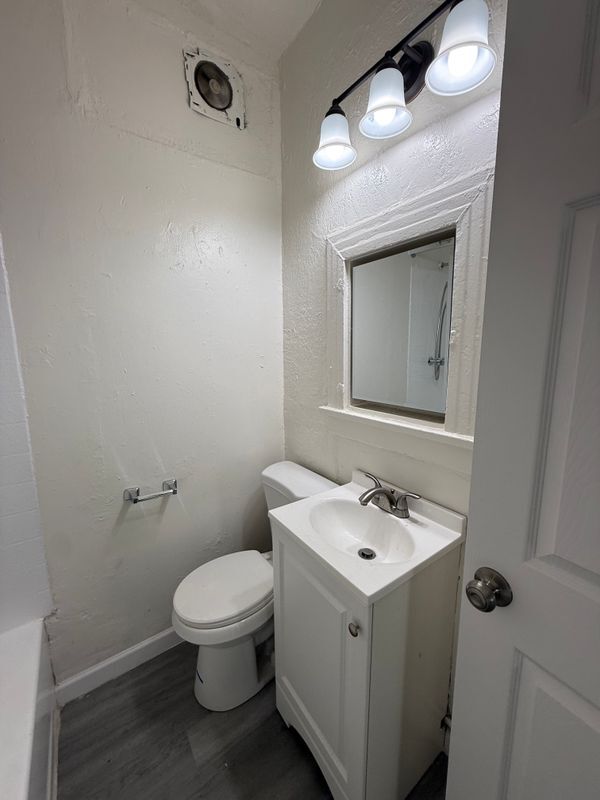 Building Photo - 116 S Mathews St