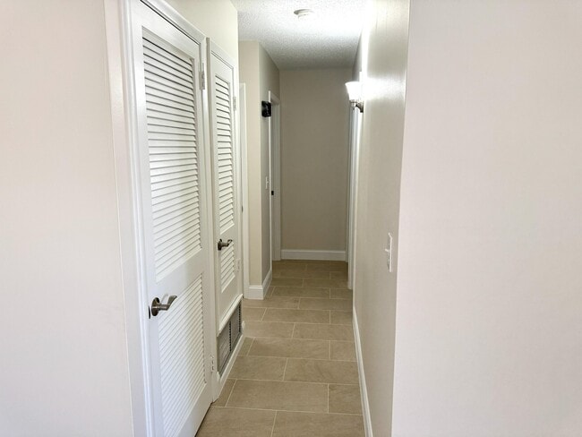 Building Photo - 333 NE Floresta Dr