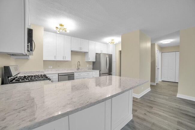 Building Photo - 2222 S Stewart Ave