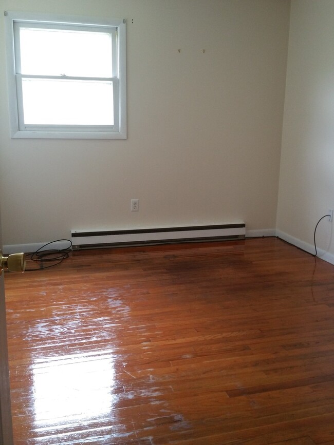 Building Photo - Spacious 3 Bedroom Townhome