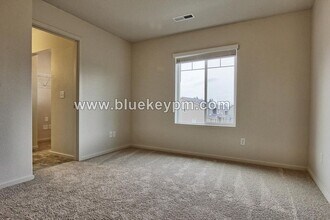 Building Photo - 3 Bed, 2.5 Bath Townhome in East Vancouver