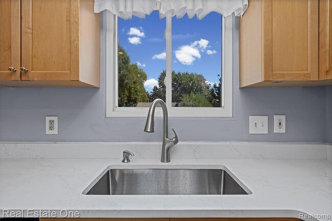 Building Photo - 348 Decca Dr
