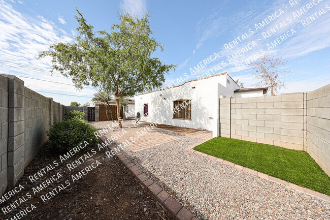 Building Photo - 2047 E Virginia Ave