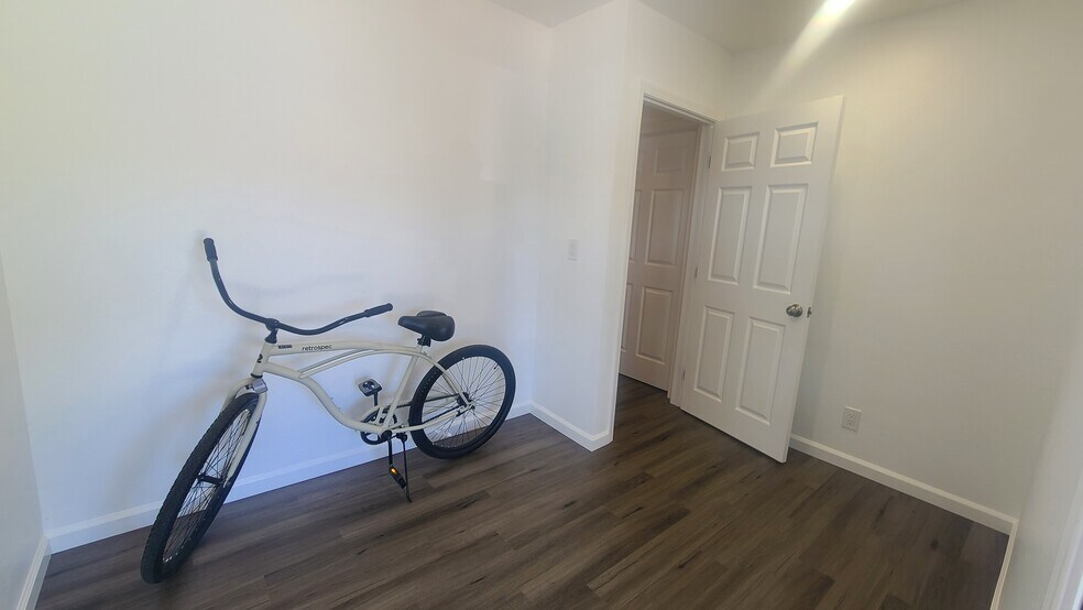 Building Photo - 3704 E Bond Ave