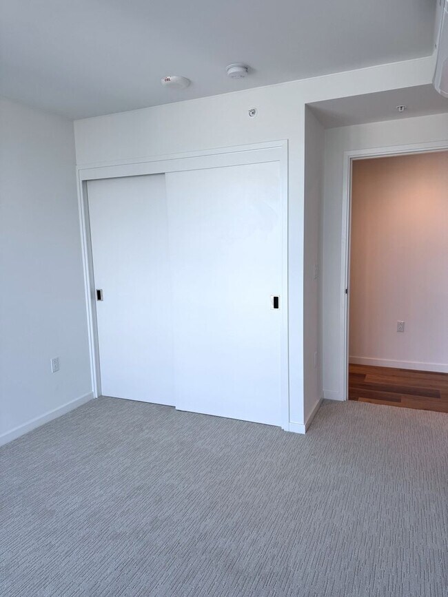 Building Photo - The Park On Keeaumoku - One bedroom, one bath, one parking in the Rycroft Tower