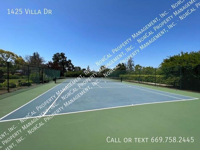 Building Photo - 1425 Villa Dr