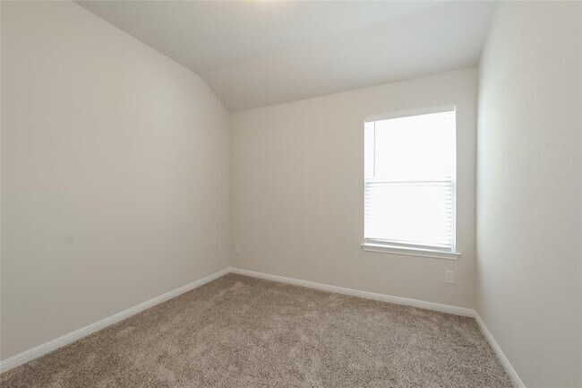 Building Photo - 1014 Round Bale Rd