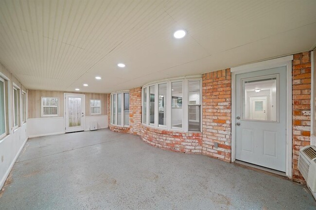 Building Photo - 16730 David Glen Dr
