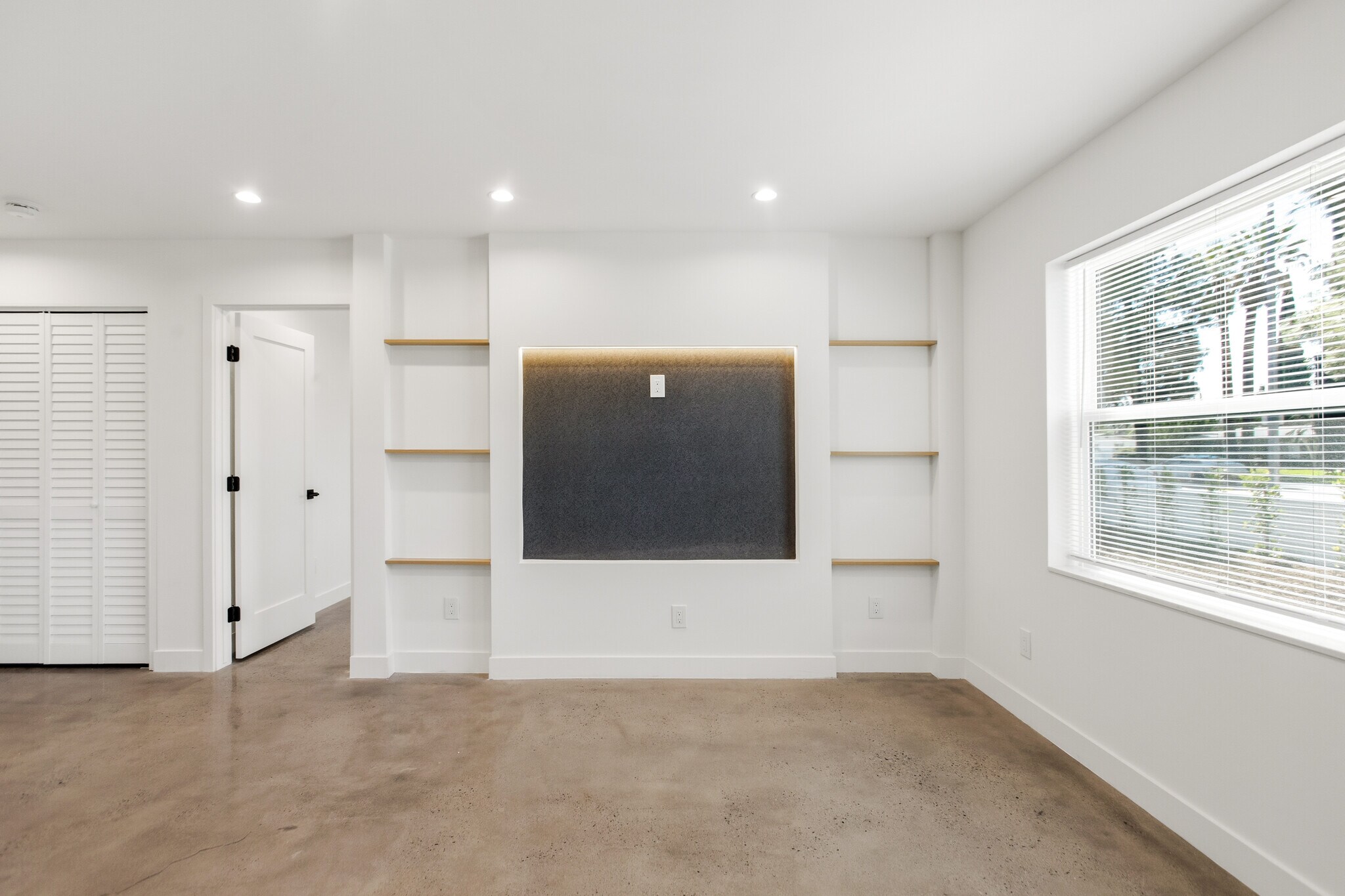 Building Photo - 7314 Fallbrook Ave