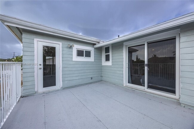 Building Photo - 1690 NE 25th Ave