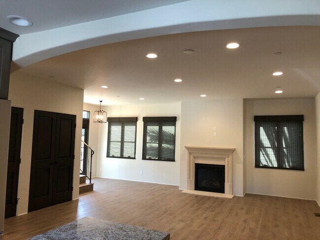 Building Photo - 433 APS