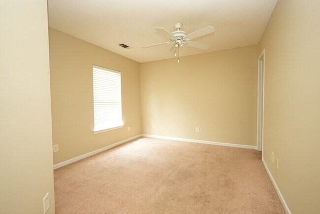 Building Photo - Spacious 4 bedroom home plus loft