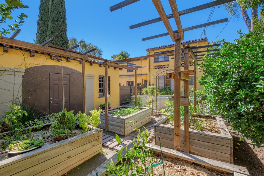 Building Photo - 500 N Las Palmas Ave