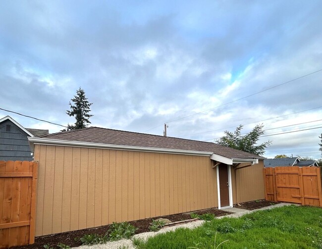 Building Photo - Completely Updated 2 bedroom 1 bath home w...