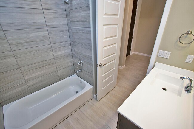 Building Photo - 729 C. Escondida