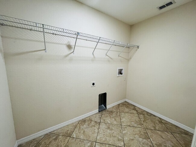 Building Photo - 3 Bedroom Single Family in South Lakeland ...