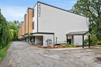 Building Photo - 2bed 2 bath contemporary condo overlooking the Waveland Golf Course
