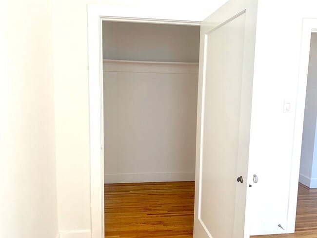 Building Photo - Richmond Dist. Bright 1 Bed/! Bath Flat w/ Hardwood Floors and Walk In Closets