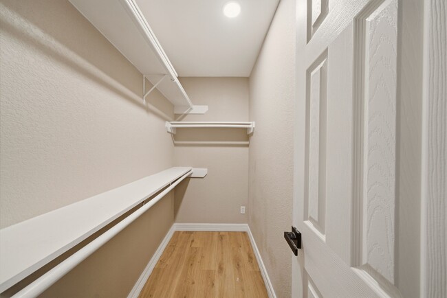 Building Photo - 417 13th Ave N